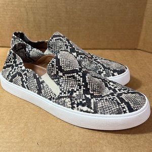 Women’s Steve Madden snake skin slip on loafers size 9.5. Used but good cond.